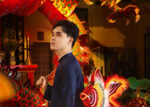 Người dùng kiểm tra trạng thái giao dịch rút tiền trên điện thoại