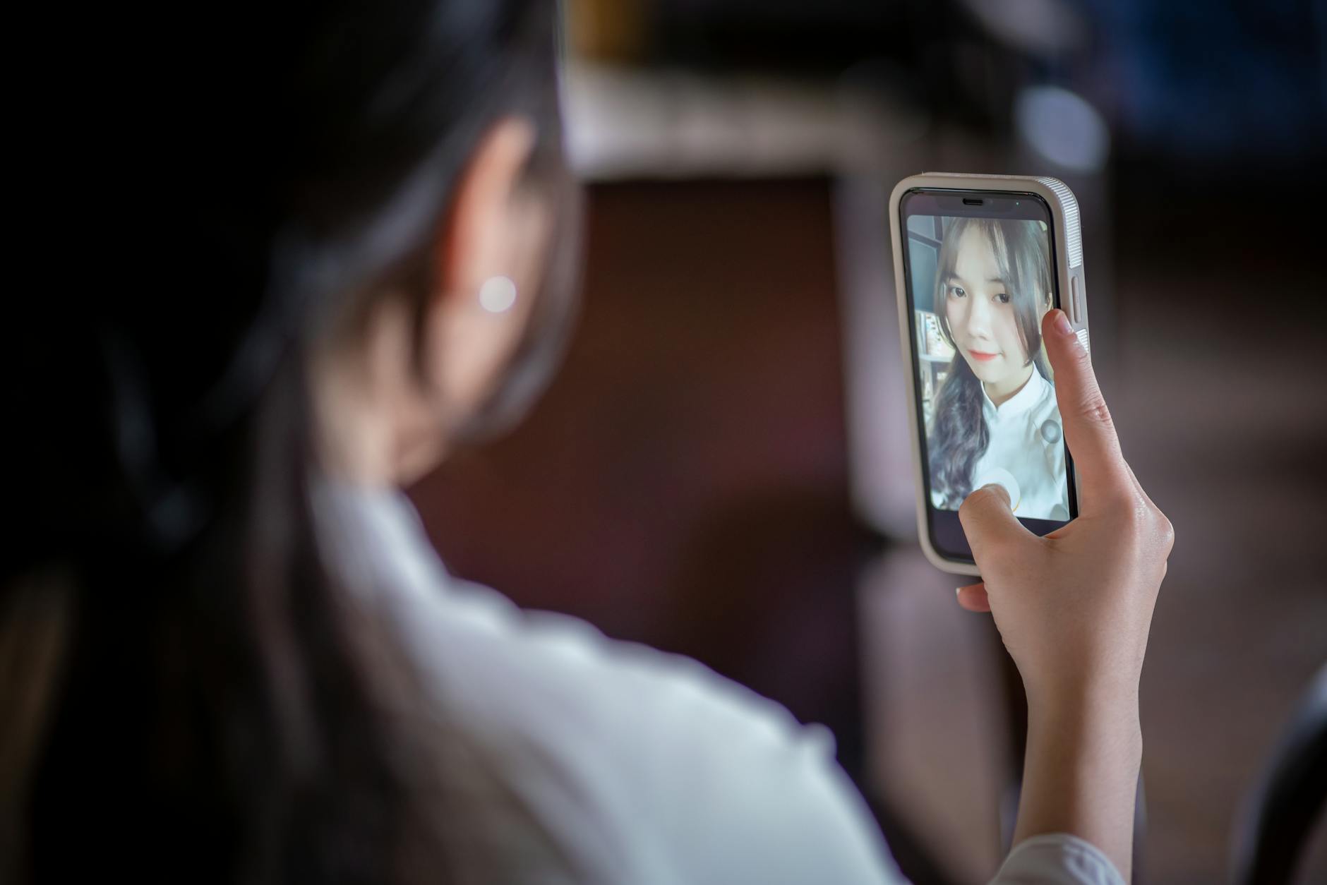 Cận cảnh thao tác đặt cược online liên tục trên điện thoại