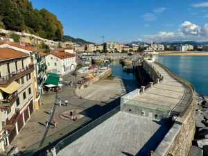 Người chơi tiến lên online đang xếp 13 lá bài trên điện thoại