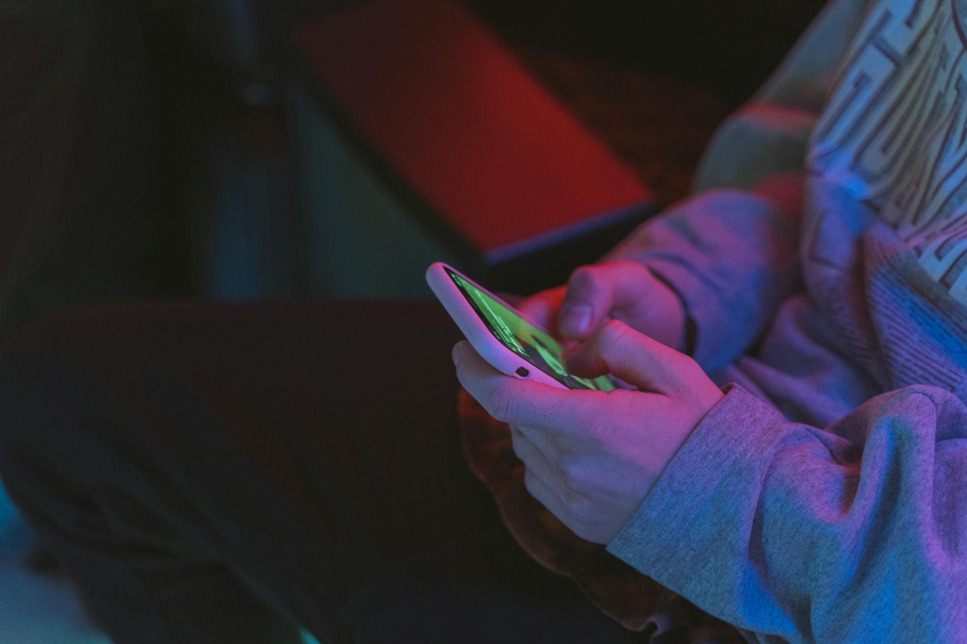 Người chơi xem thông tin game trên điện thoại với thái độ bình tĩnh