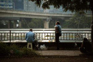 Người câu cá thư giãn bên hồ vào buổi sáng sớm