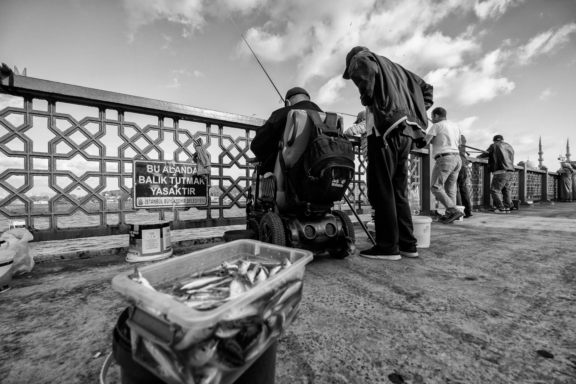 Người chơi đang chọn mức đạn và ngắm bắn trong game bắn cá