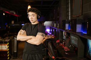 Khung cảnh một trận đấu e-sport chuyên nghiệp với sân khấu sáng rõ và khán giả theo dõi