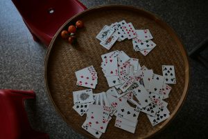 Người chơi trải nghiệm tiến lên trên điện thoại với giao diện trực quan