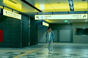 Trọng tài rút thẻ vàng trong một tình huống tranh chấp quyết liệt