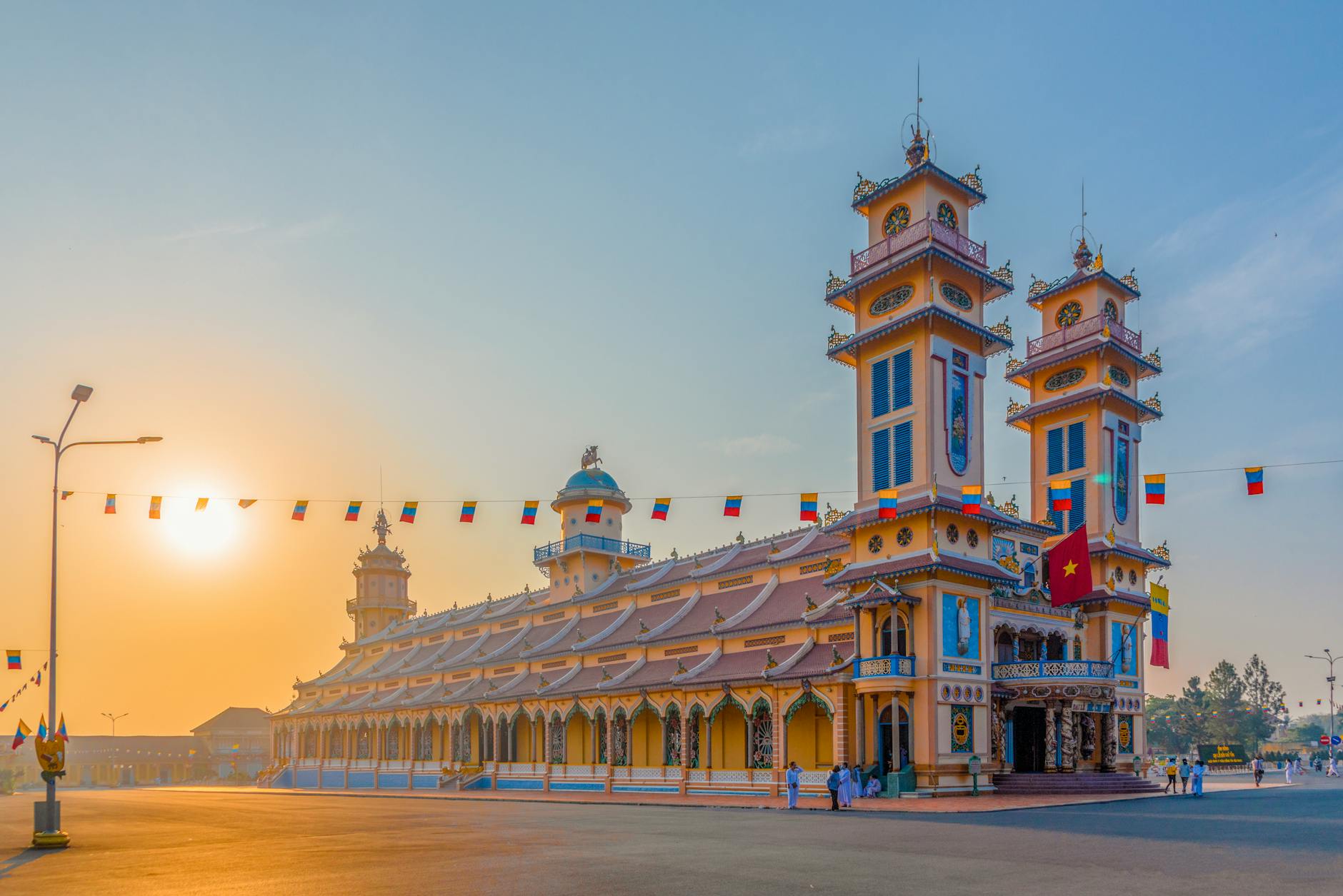 Cận cảnh bộ bài cào trên bàn chơi với các lá bài đang được chia