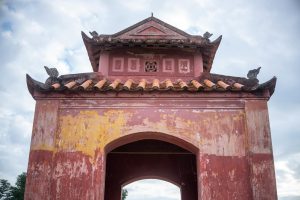 Người chơi xem xổ số trên điện thoại và ghi chú kế hoạch vốn