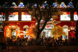 Người dùng kiểm tra địa chỉ truy cập an toàn trên điện thoại trước khi vào trang