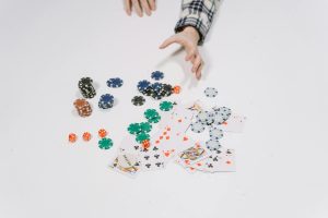 Người chơi quan sát bàn bài cào online trước khi đặt cược