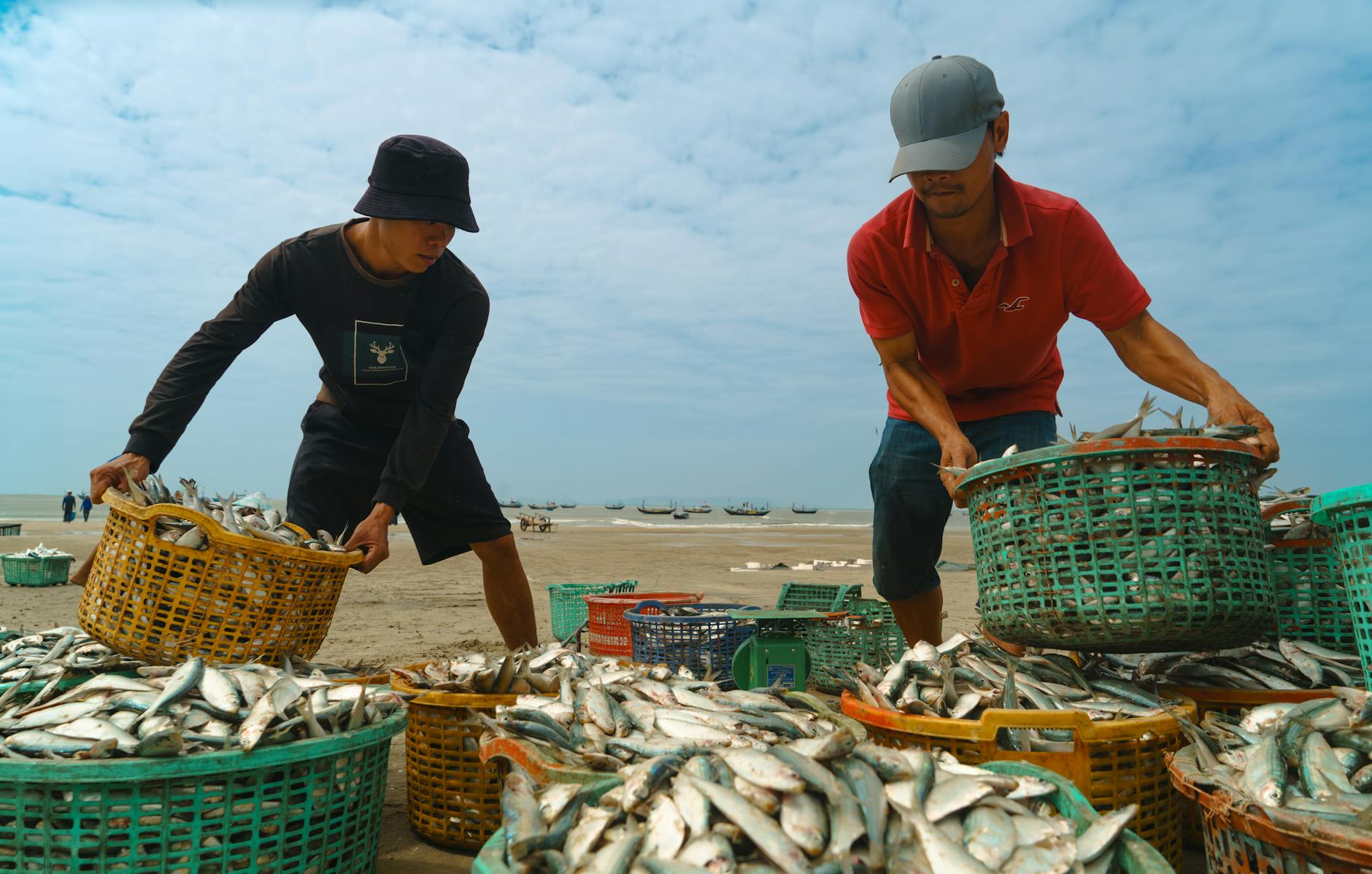 Người chơi quan sát mục tiêu trong game bắn cá