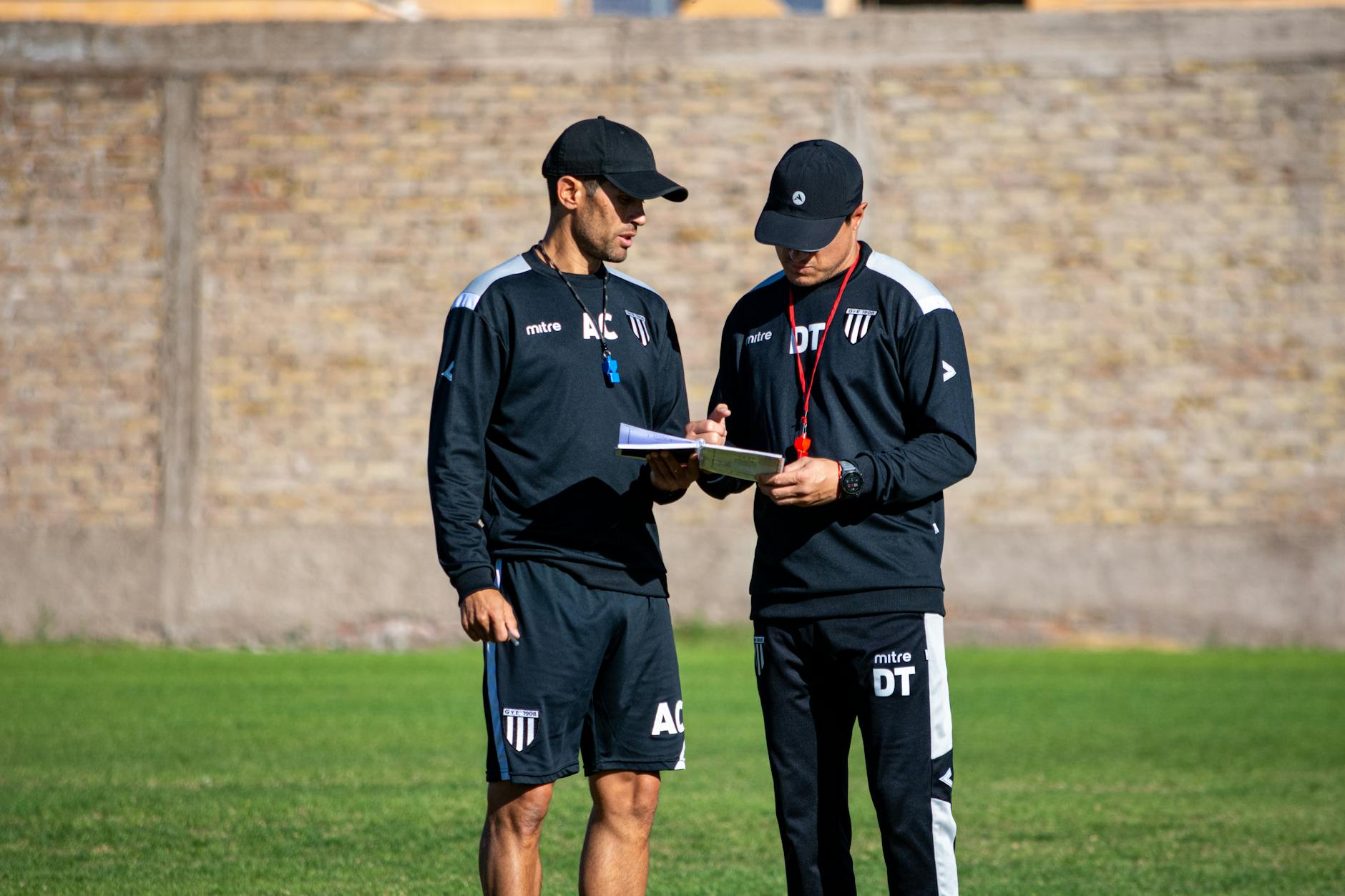 Ban huấn luyện phân tích chiến thuật trước trận đấu