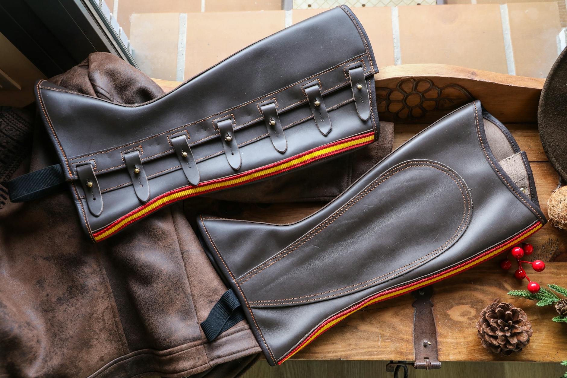 Cầu thủ hai đội tranh chấp quyết liệt ở khu vực giữa sân