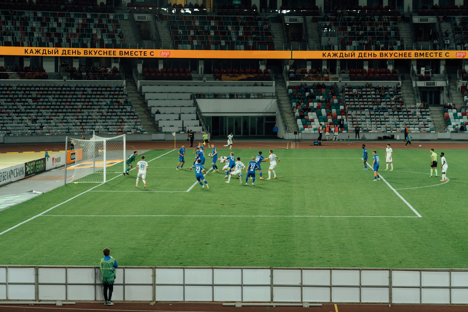 Minh họa kèo tài xỉu 3 với bối cảnh trận bóng và bảng tỷ số